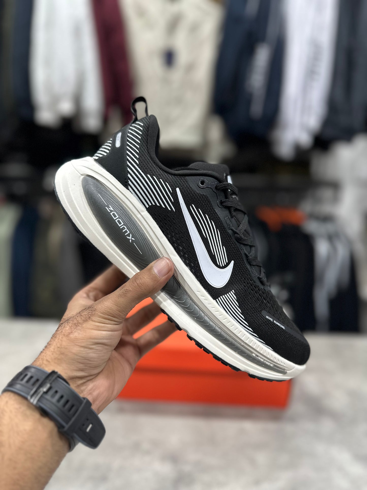 Vomero 18 Black/White