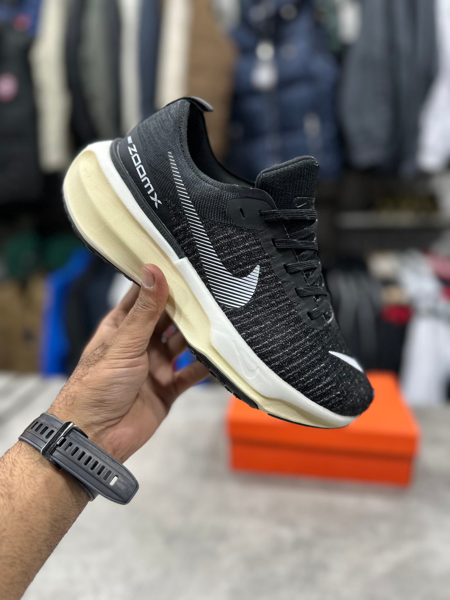 Invincible 3 Black/White