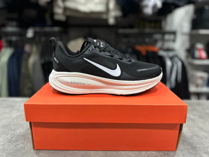 Vomero 18 Black/Coconut Milk