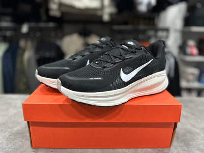 Vomero 18 Black/Coconut Milk