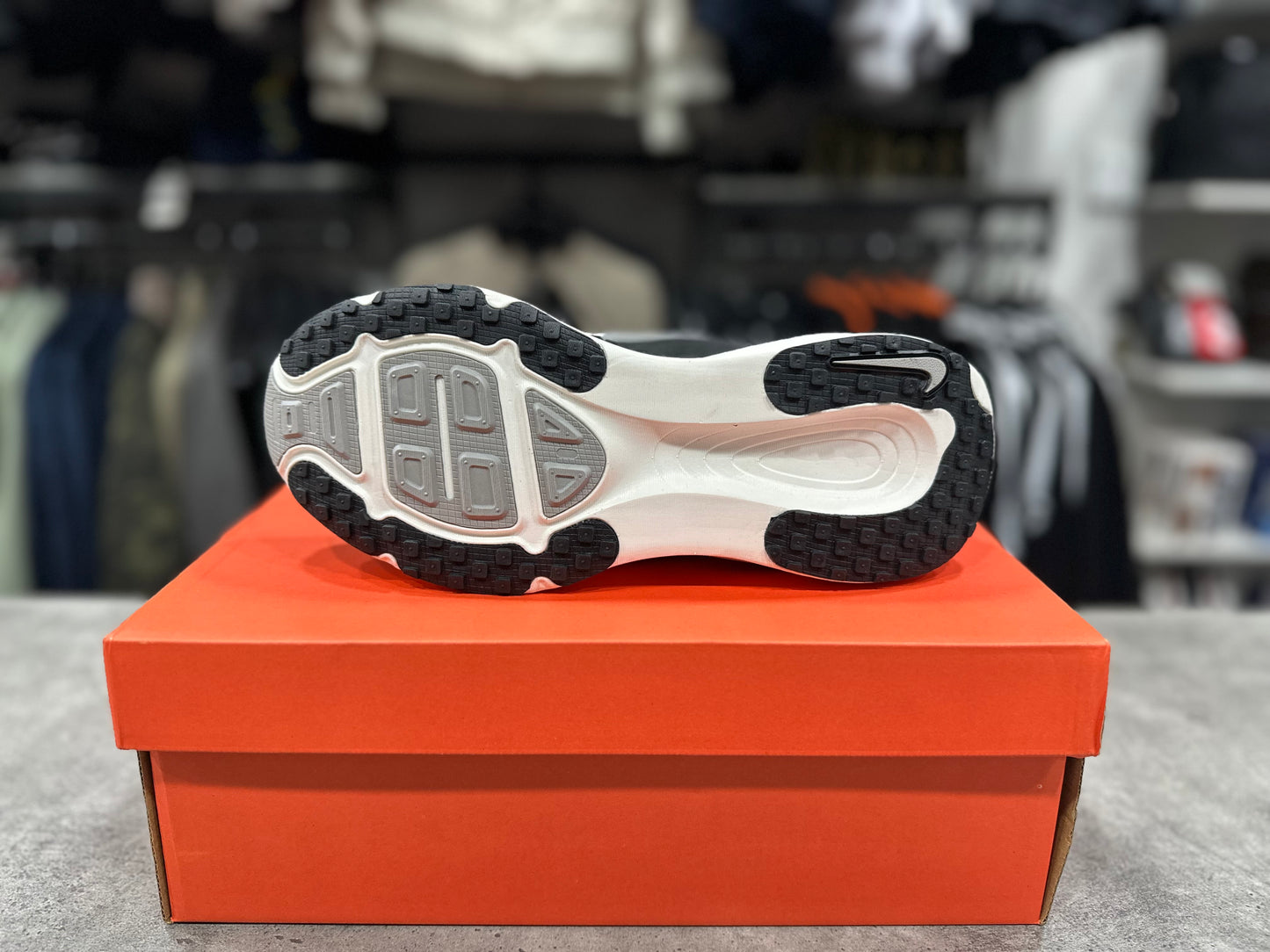 Vomero 18 Black/Coconut Milk