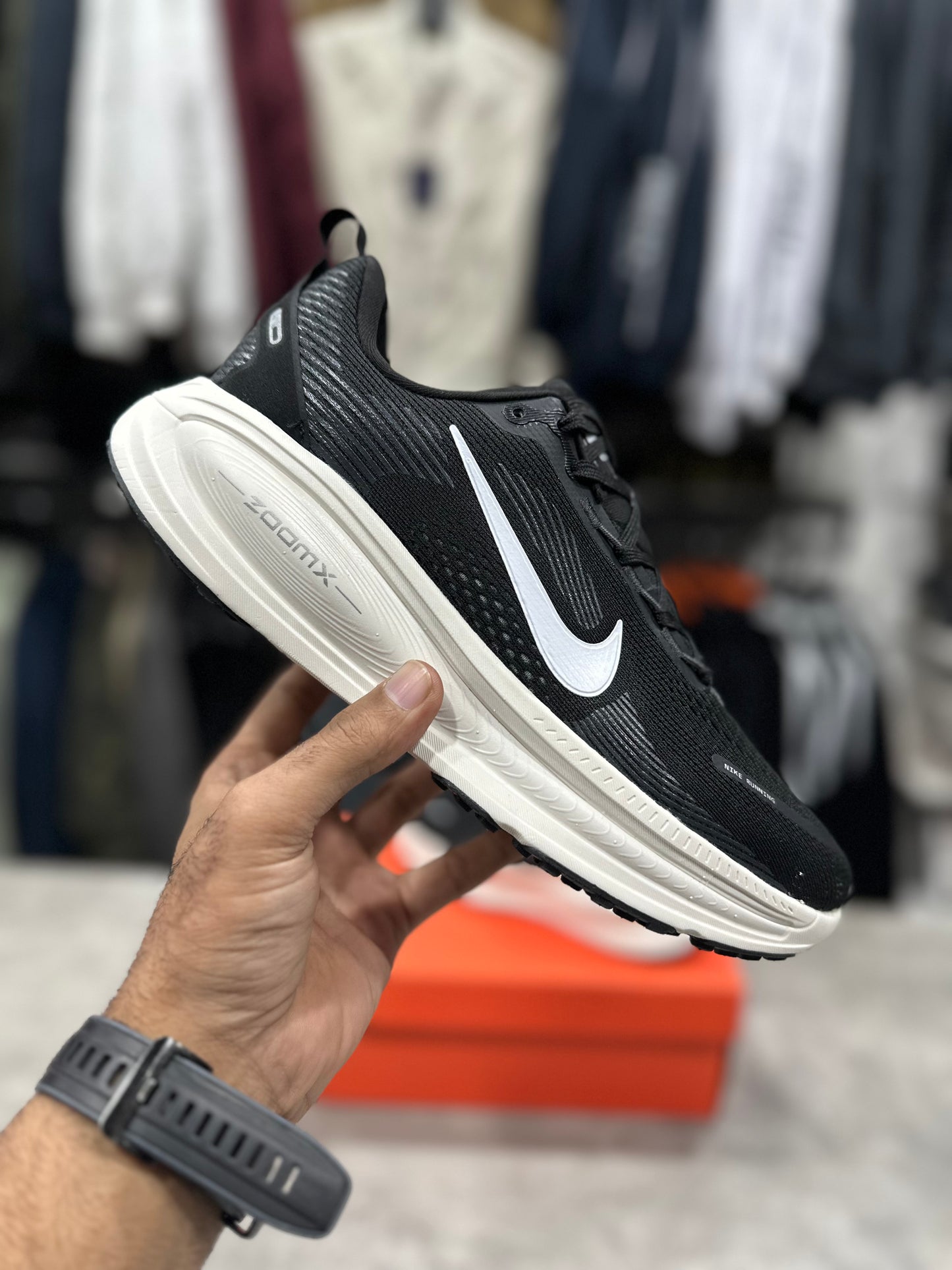 Vomero 18 Black/Coconut Milk