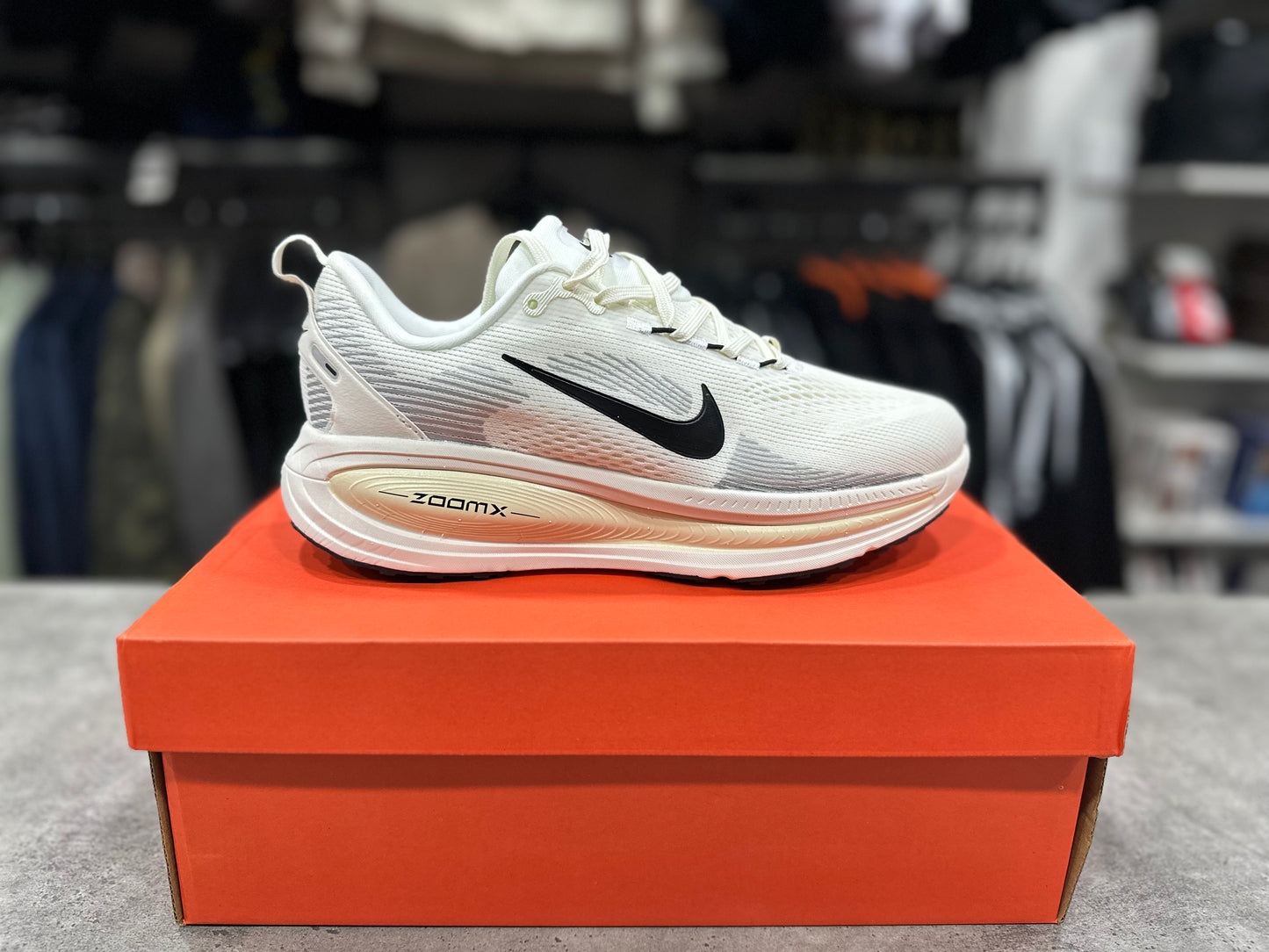 Vomero 18 Summit White