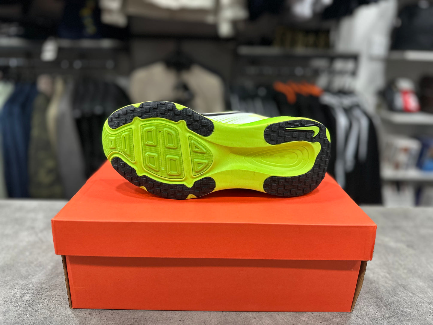 Vomero 18 White/Green Volt