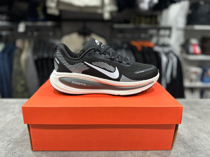 Vomero 18 Black/White