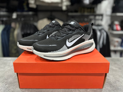 Vomero 18 Black/White