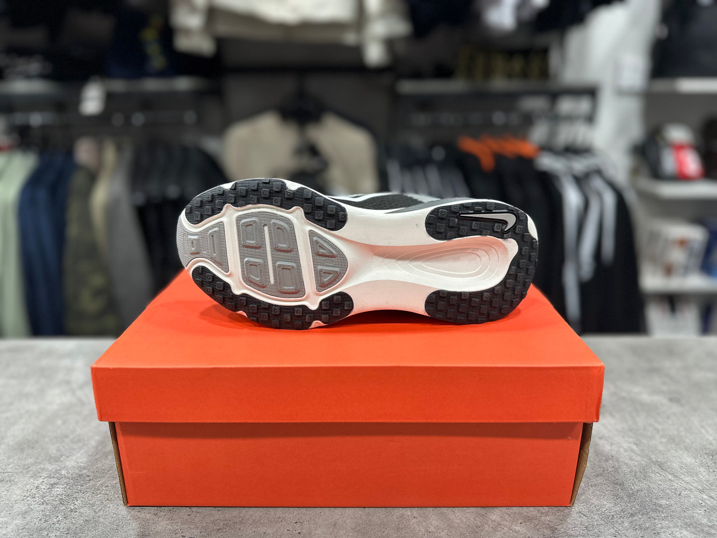 Vomero 18 Black/White