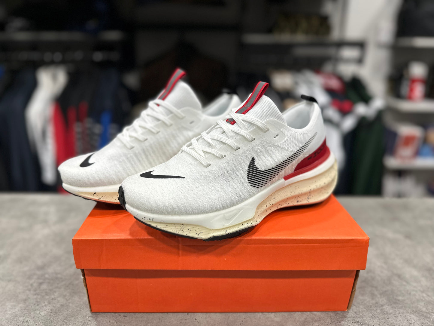 Invincible 3 White/Obsidian