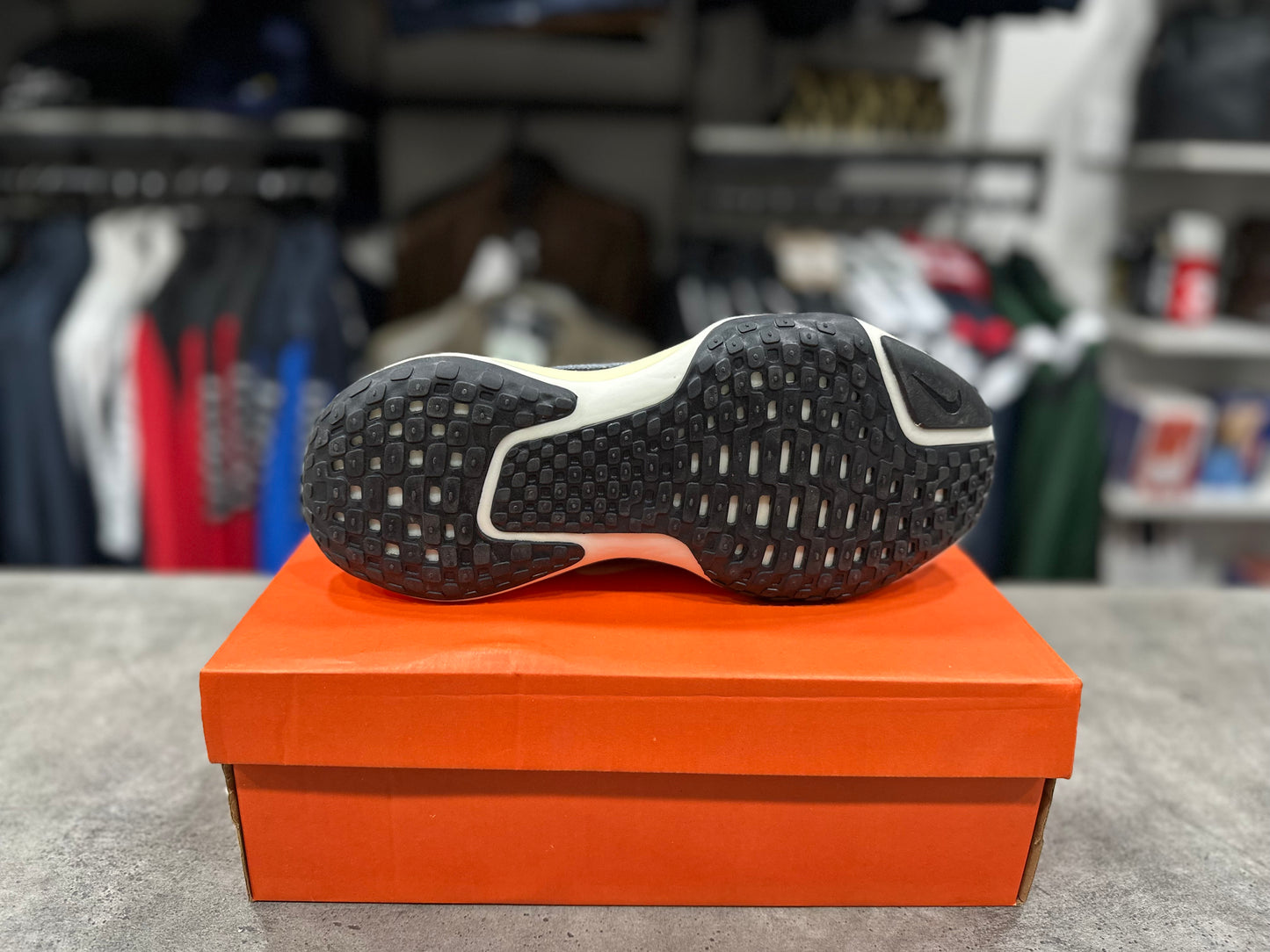 Invincible 3 Black/White