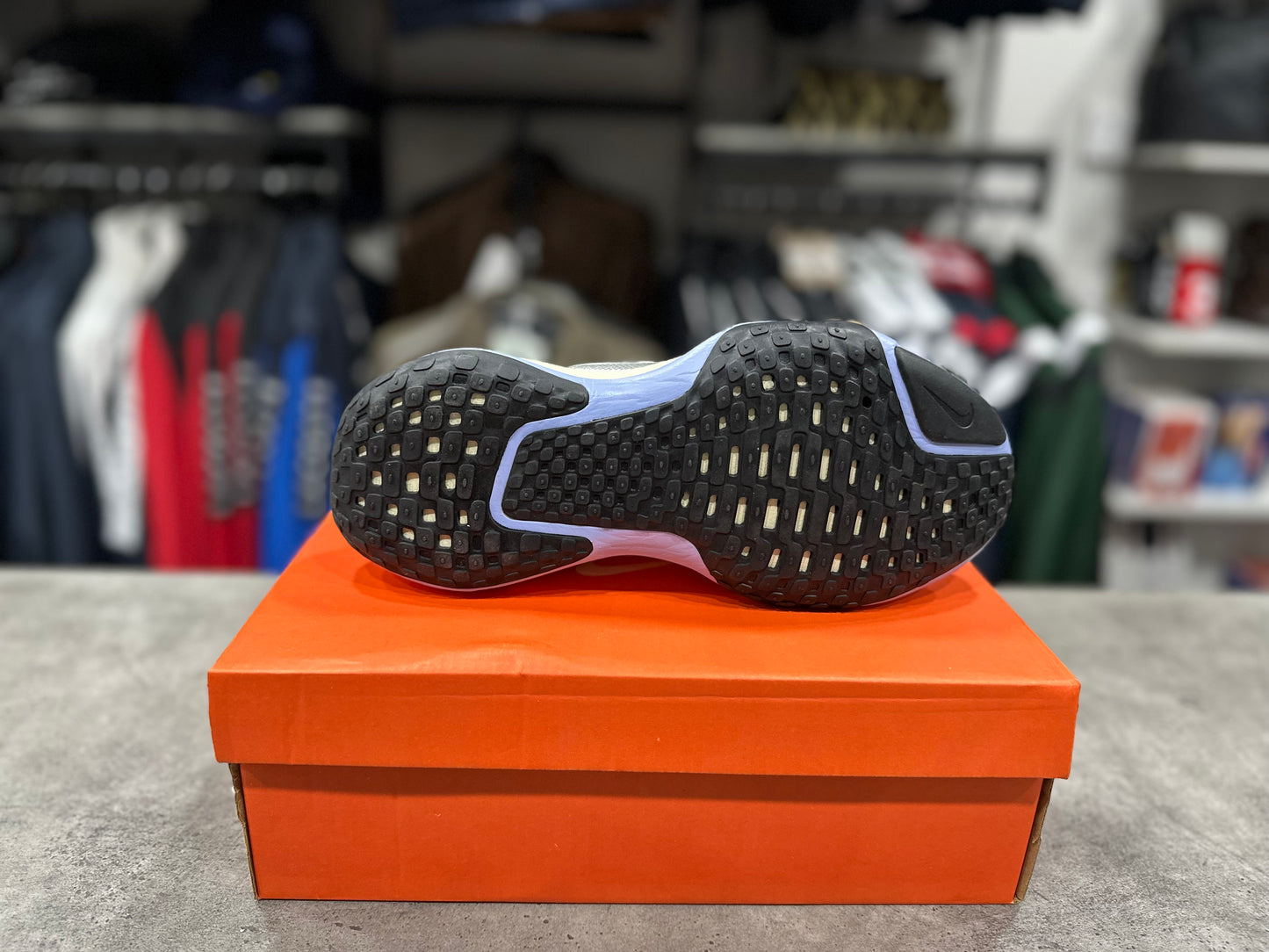 Invincible 3 White/Blue